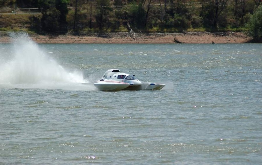 Grant Harrison pilots ’GP1’ towards the chequered flag and the Glenmaggie Cup. © Maxine Penington